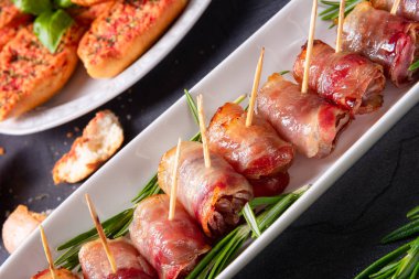  Pastırmaya sarılmış hurmalar ve lezzetli mezeler.