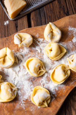 Peynir ve biberli lezzetli tortellini di formaggio.