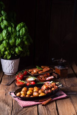 Pastırmaya sarılmış taşralı hurmalar ve taze kızarmış patates..