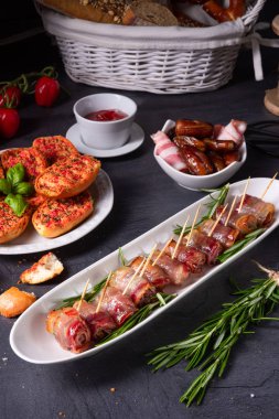  Pastırmaya sarılmış hurmalar ve lezzetli mezeler.