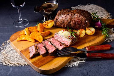 Rus usulü tereyağlı biftek, otlar ve patates dilimleri.