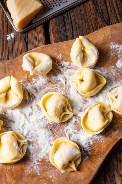 Deliziosi tortellini di formaggio con ripieno di formaggio e pepe — Foto Stock