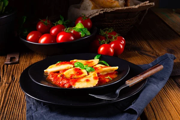 Ravioli alla genovese con salsa di pomodoro al basilico — Foto Stock