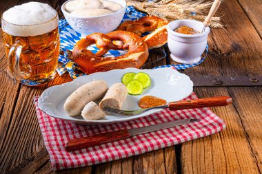 Ekim Festivali için Weisswurst krakerleri ve bira.