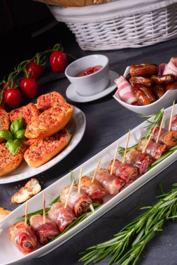  Pastırmaya sarılmış hurmalar ve lezzetli mezeler.