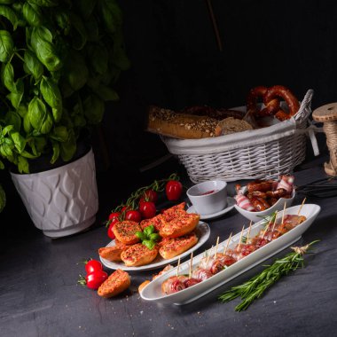  Pastırmaya sarılmış hurmalar ve lezzetli mezeler.