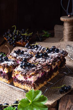 Teneke kutudan meyveli ve şekerli Polonya pastası.