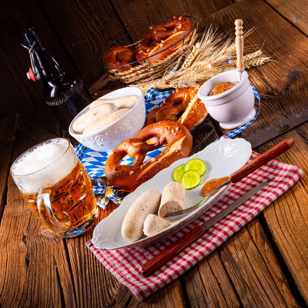 Weißwurstbrezeln und Bier zum Oktoberfest — Stockfoto