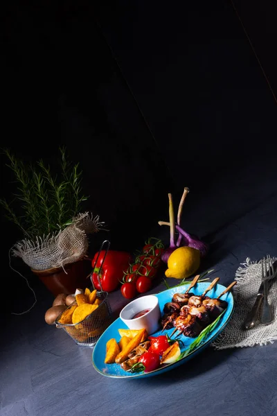 Brochettes de shashlik de bétail avec légumes grillés sur un caucasien — Photo