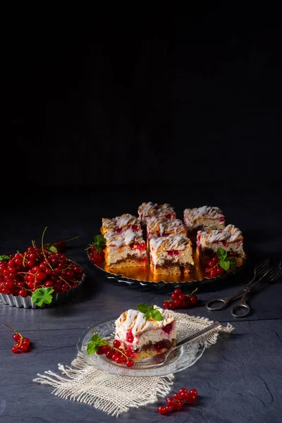 芝士蛋糕加蛋白和红醋栗 — 图库照片