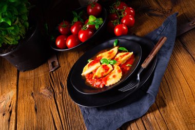 Fesleğen soslu ravioli alla genovese