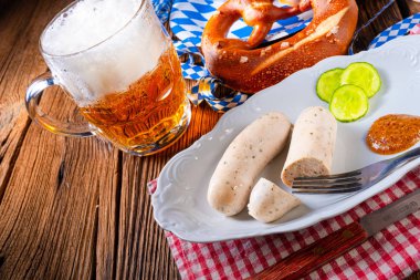 Ekim Festivali için Weisswurst krakerleri ve bira.