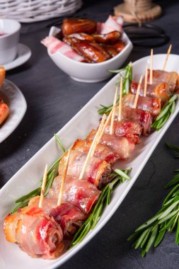  Pastırmaya sarılmış hurmalar ve lezzetli mezeler.