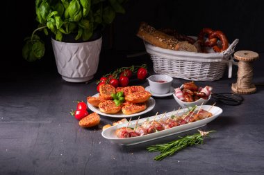  Pastırmaya sarılmış hurmalar ve lezzetli mezeler.