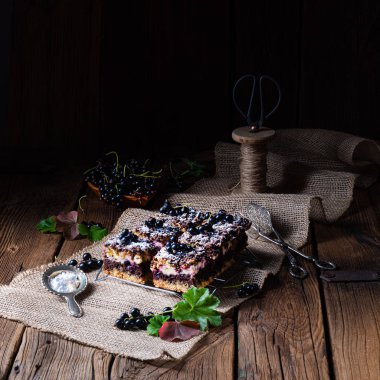 Teneke kutudan meyveli ve şekerli Polonya pastası.
