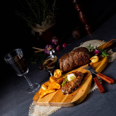 Otlar ve patates takozları ile tereyağı Beef Steak