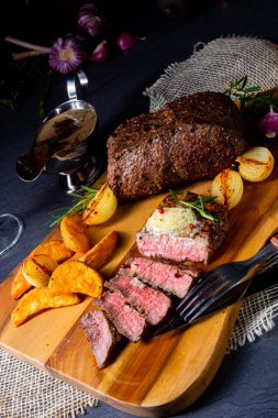 Rus usulü tereyağlı biftek, otlar ve patates dilimleri.