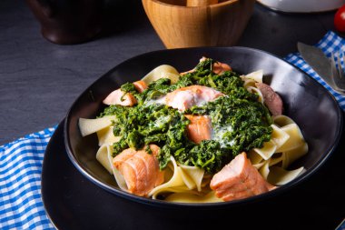 kremalı ıspanak ve kızarmış somon ile pappardelle makarna