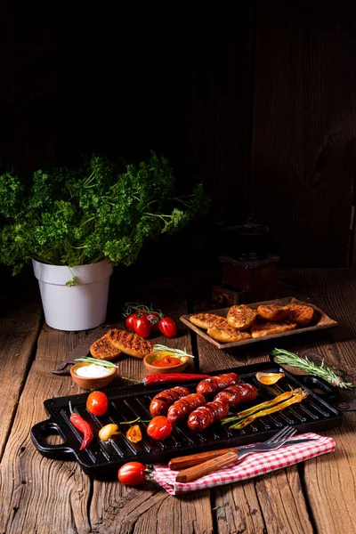 Salsicha chili chouriço com bruschetta de tomate — Fotografia de Stock