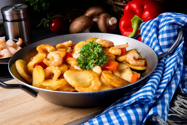 Una deliciosa papa frita y sartén de camarones — Foto de Stock