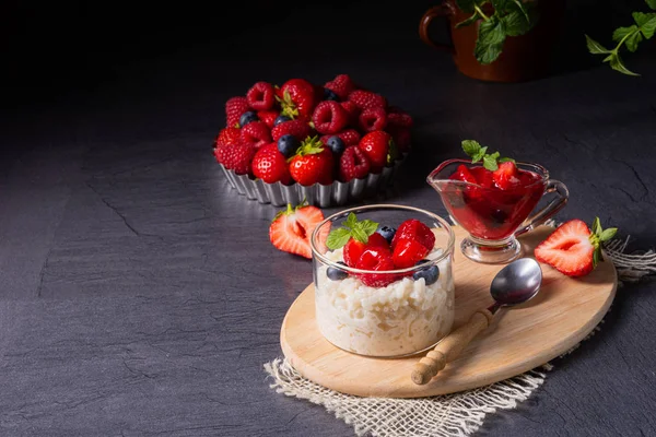Вкусный молочный рис с различными ягодами и красным фруктовым желе — стоковое фото