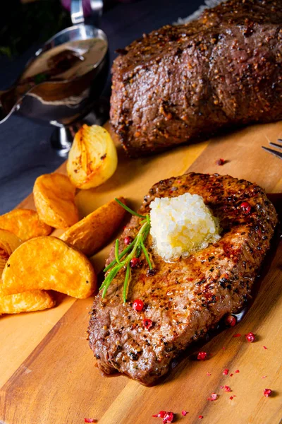 Butter Beef Steak with herbs and potato wedges — Stock Photo, Image