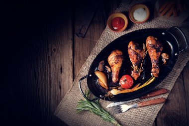 Izgara tavuk budu ve tatlı patates salamurası.