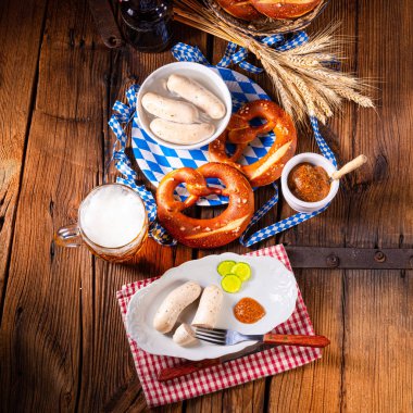 Ekim Festivali için Weisswurst krakerleri ve bira.