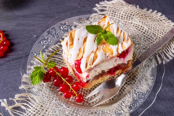 Gâteau au fromage avec meringue et groseilles rouges — Photo