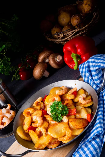 A delicious fried potato and shrimp pan — Stock Photo, Image