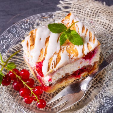 Kremalı ve üzümlü peynirli kek.