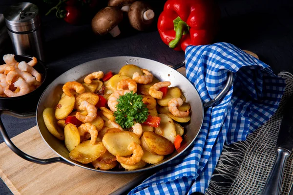 A delicious fried potato and shrimp pan — Stock Photo, Image