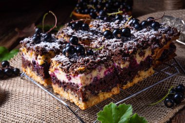 Teneke kutudan meyveli ve şekerli Polonya pastası.