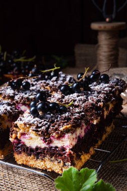 Teneke kutudan meyveli ve şekerli Polonya pastası.