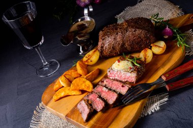Rus usulü tereyağlı biftek, otlar ve patates dilimleri.