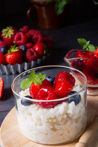 Вкусный молочный рис с различными ягодами и красным фруктовым желе — стоковое фото