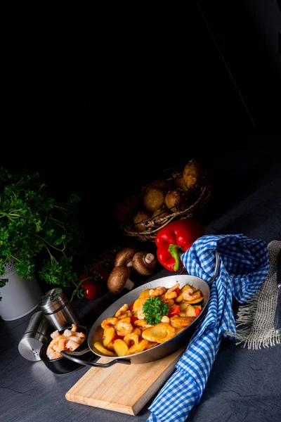 A delicious fried potato and shrimp pan — Stock Photo, Image