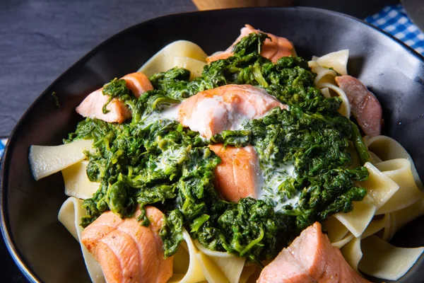 Pasta de pappardelle con espinacas cremosas y salmón frito —  Fotos de Stock