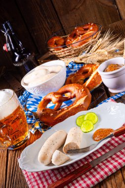 Ekim Festivali için Weisswurst krakerleri ve bira.
