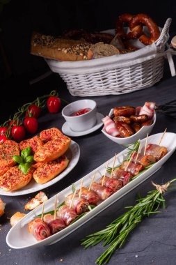  Pastırmaya sarılmış hurmalar ve lezzetli mezeler.