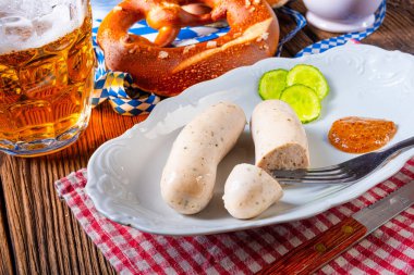 Ekim Festivali için Weisswurst krakerleri ve bira.