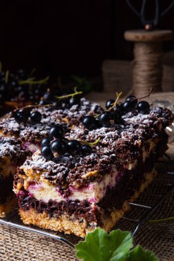 Teneke kutudan meyveli ve şekerli Polonya pastası.