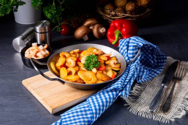Lezzetli kızarmış patates ve karides tavası.