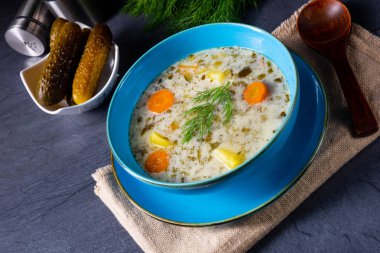 Polonya ekşi salatalık çorbası veya salatalık çorbası..