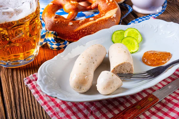 Weisswurst preclíky a pivo pro Oktoberfest — Stock fotografie
