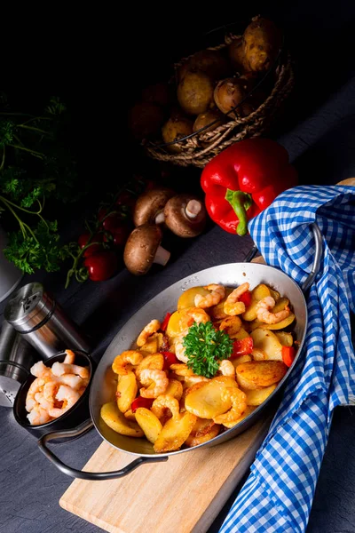 맛있는 감자와 새우 요리 남비 — 스톡 사진