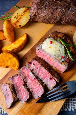 Rus usulü tereyağlı biftek, otlar ve patates dilimleri.