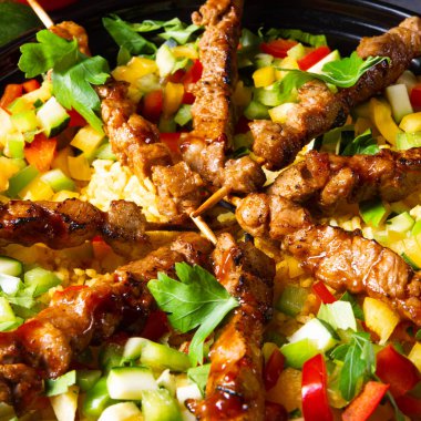 Körili pilav ve farklı sebzelerle kuzu şiş.