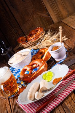 Ekim Festivali için Weisswurst krakerleri ve bira.