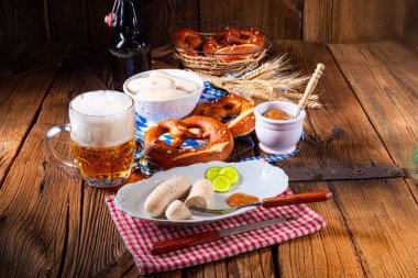 Ekim Festivali için Weisswurst krakerleri ve bira.